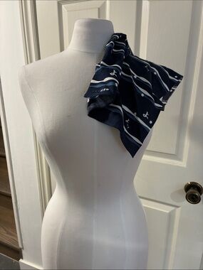 Men’s Navy Blue Striped Scarf with White Dot Pattern